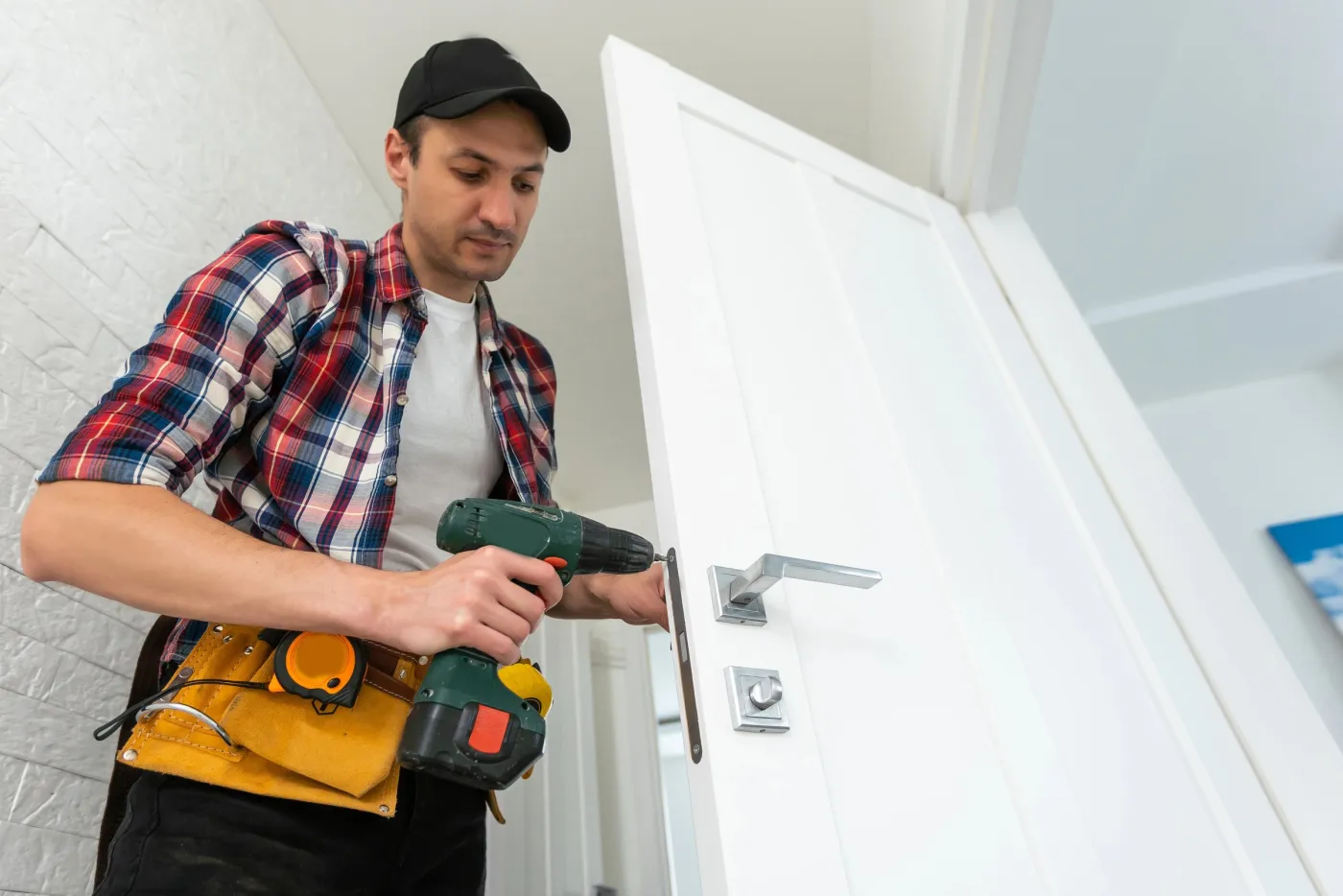 Pose d'une poignée et d'une serrure sur une porte d'appartement à Sarcelles